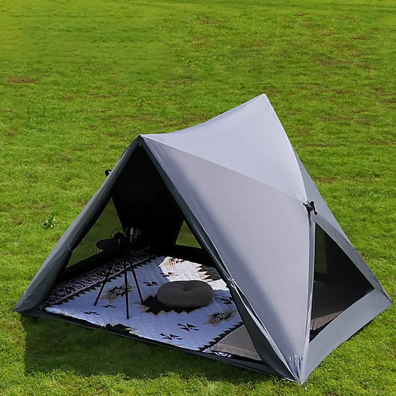 Tienda automática triangular con esquinas negras