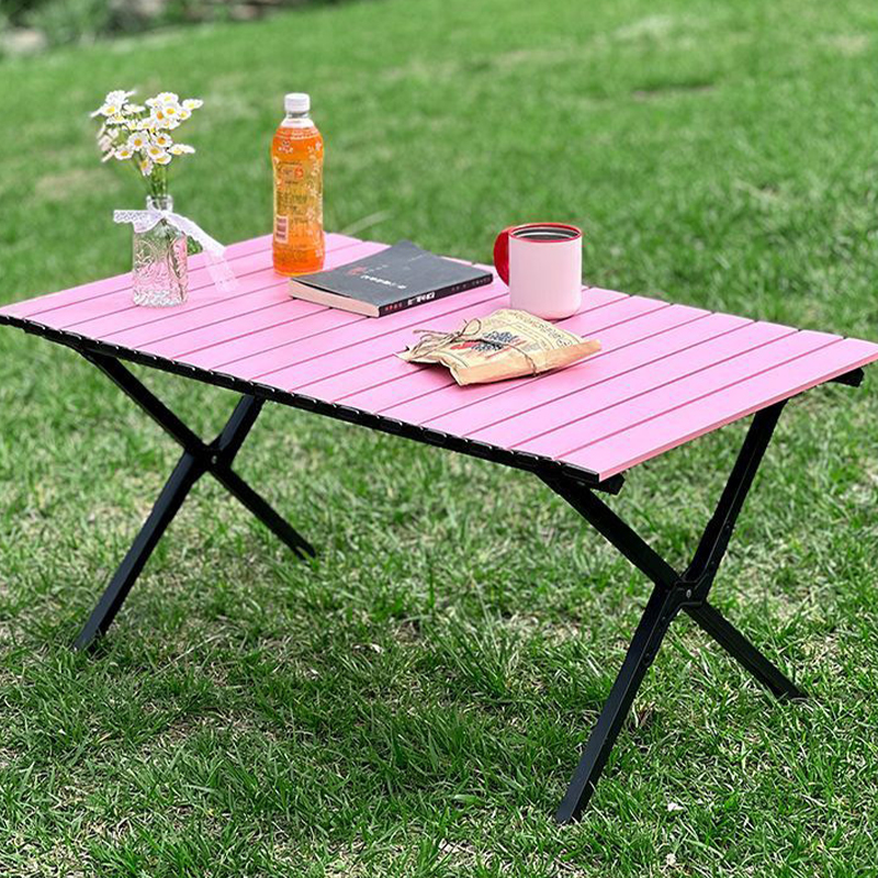 Mesa enrollable con patas cruzadas