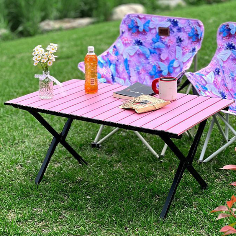 Mesa enrollable con patas cruzadas
