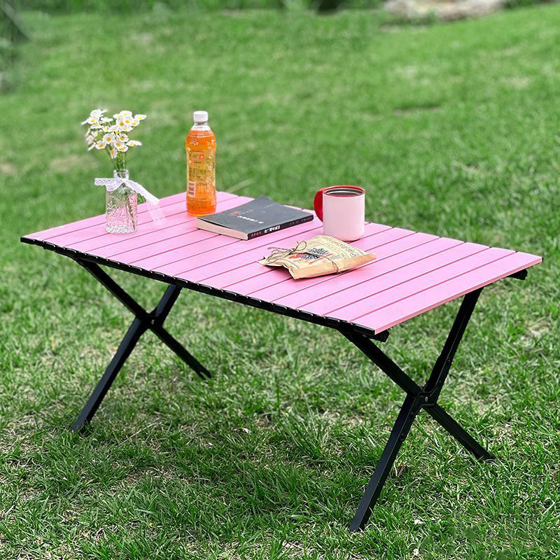 Mesa enrollable con patas cruzadas