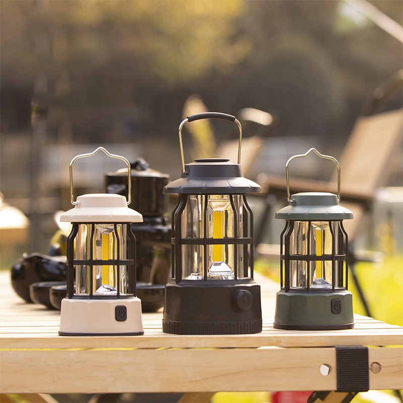 Luces de camping retro al aire libre