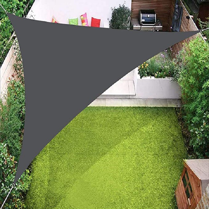 Toldo triangular recubierto de plata