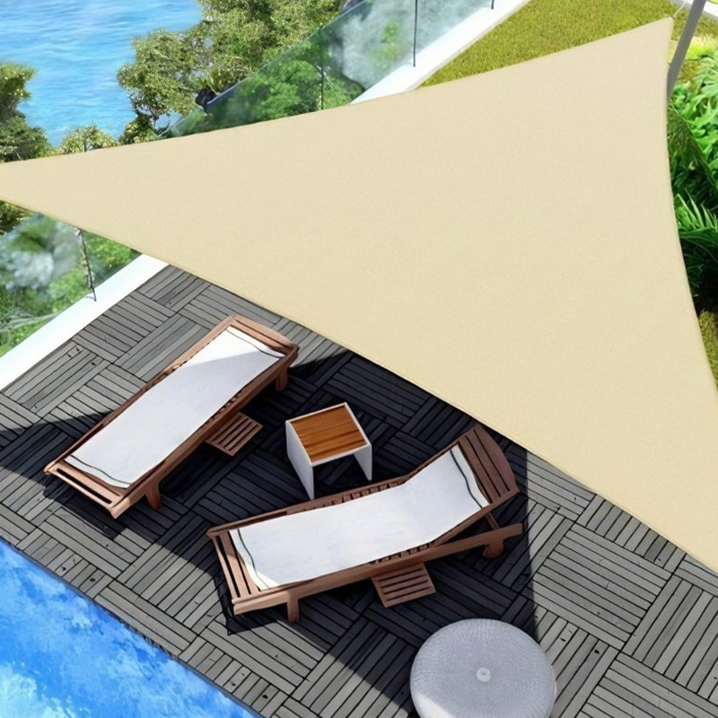 Toldo triangular recubierto de plata