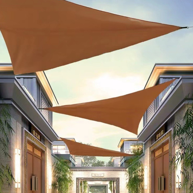 Toldo triangular recubierto de plata
