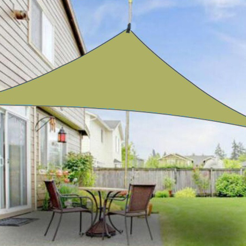 Toldo triangular recubierto de plata