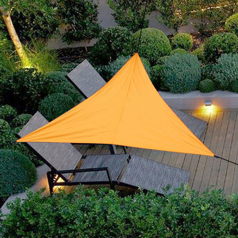Toldo triangular recubierto de plata