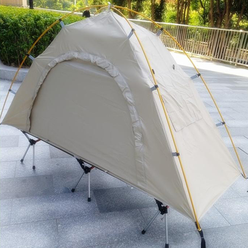 Tienda de campaña al aire libre para una sola persona fuera del suelo
